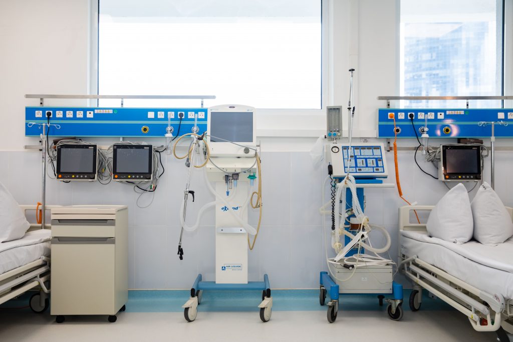 Фонд Порошенко передал в Александровскую больницу Киева 5 аппаратов ИВЛ