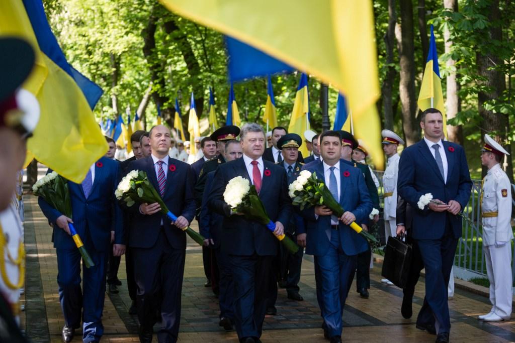 также помолиться за Украину пришли председатель Верховной Рады Украины Андрей Парубий, премье-министр Владимир Гройсман и глава Киевской городской государственной администрации Виталий Кличко