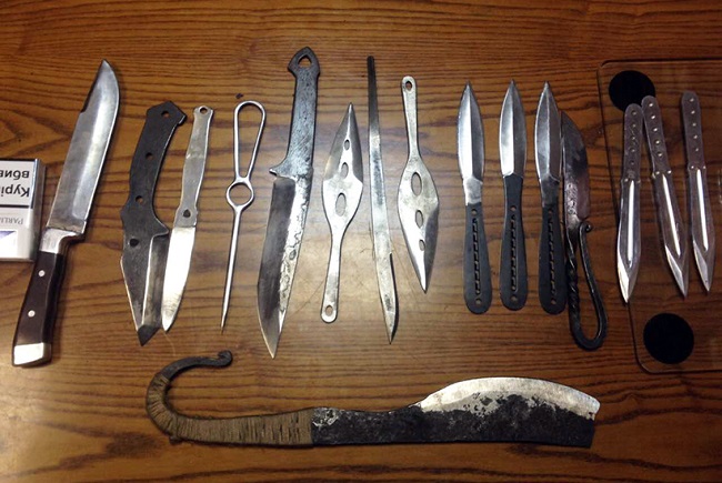 У київському метро затримали чоловіка з арсеналом ножів