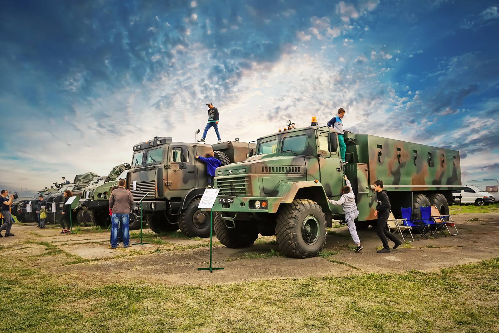 В Киеве покажут 1000 ретроавтомобилей среди самолетов