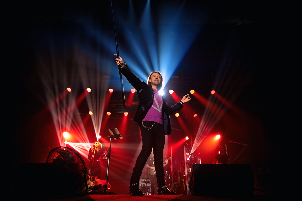 Тысячи украинцев присоединились к «марафону любви» Олега Винника (яркие фото)