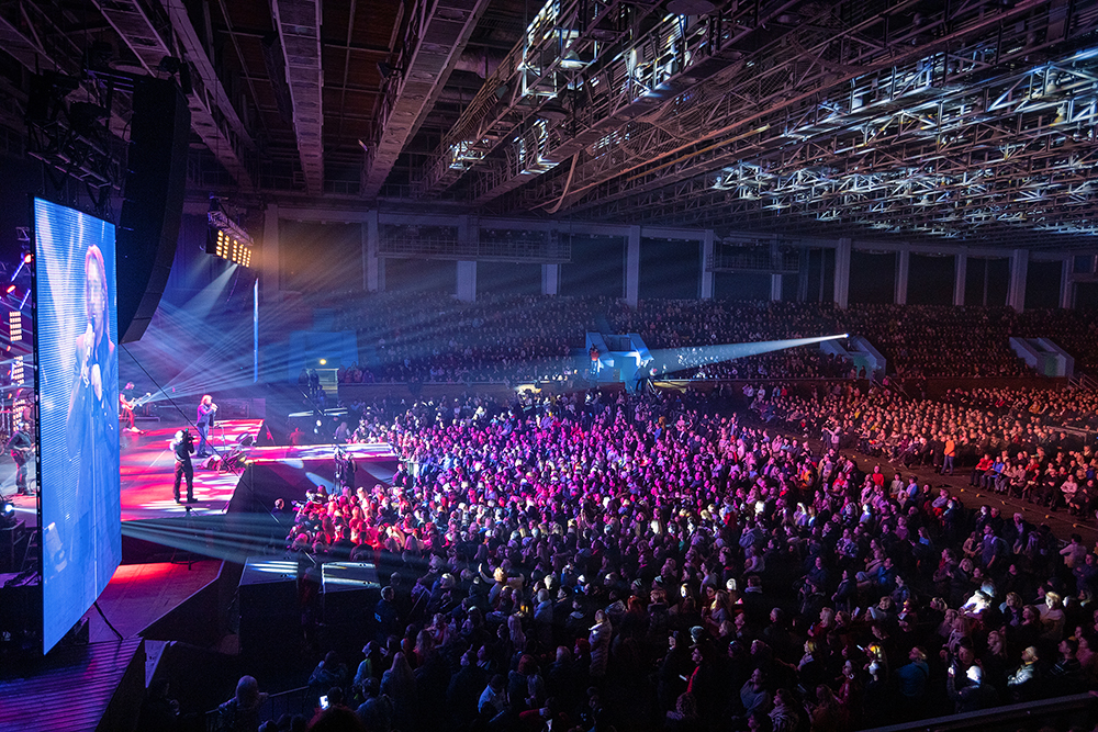 Тысячи украинцев присоединились к «марафону любви» Олега Винника (яркие фото)