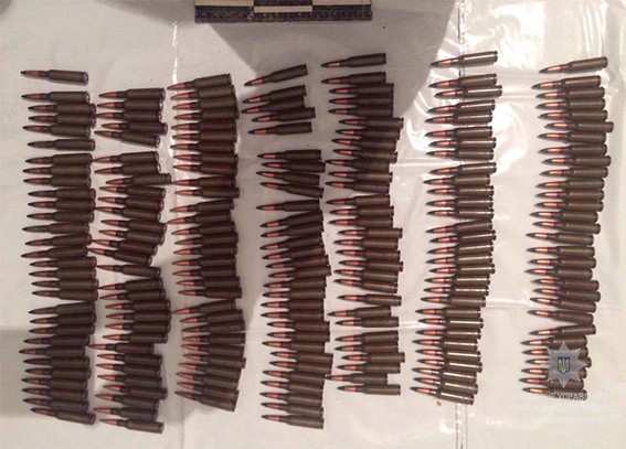 В Днепропетровской области правоохранители обнаружили в автомобиле арсенал оружия