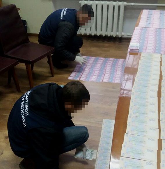 В Кіровоградській області затримали чиновників РДА на хабарі 150 тисяч гривень