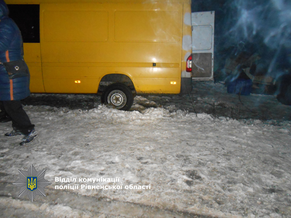 В Ровенской области микроавтобус опрокинулся в кювет, 4 пострадавших