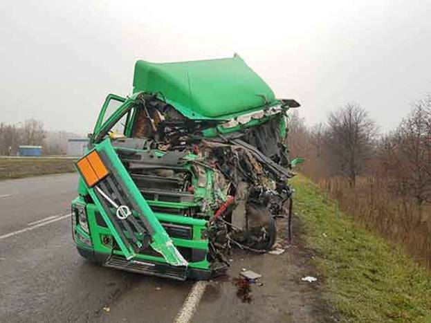 В Винницкой области грузовик столкнулся с бензовозом