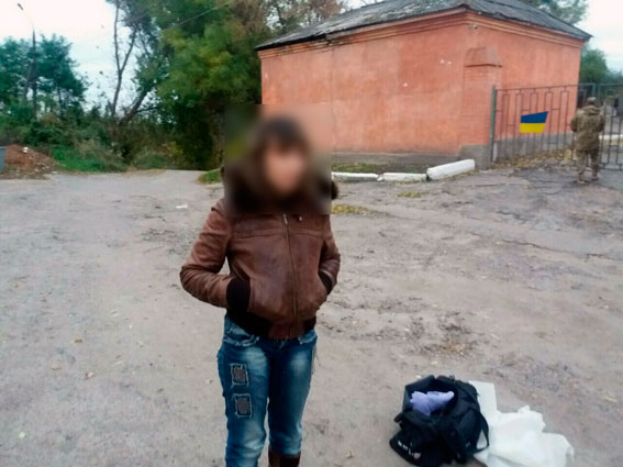 В Харьковской области полиция задержала женщину при попытке сбыта оружия