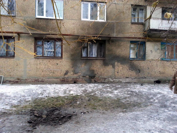 Артобстріл Світлодарська: пошкоджено багатоповерхівку й авто поліції