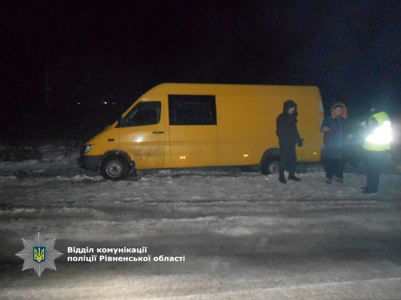 В Ровенской области микроавтобус опрокинулся в кювет, 4 пострадавших