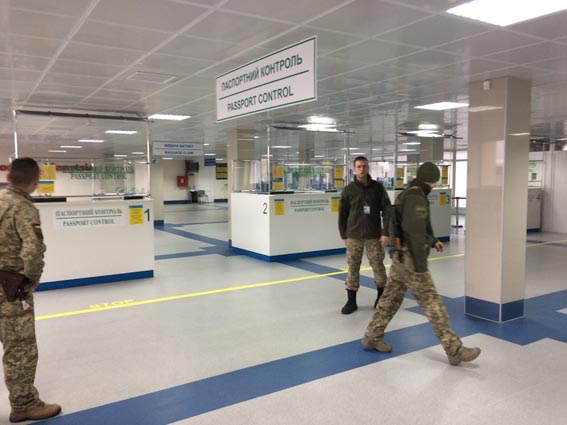 В Дніпрі, Херсоні та Вінниці поліція перевіряє повідомлення про "замінування" аеропортів