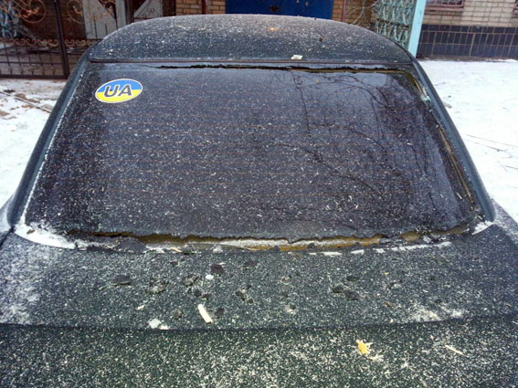 Артобстріл Світлодарська: пошкоджено багатоповерхівку й авто поліції