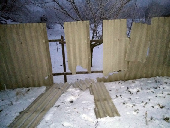 Полиция показала последствия ночного артобстрела прифронтового Торецка