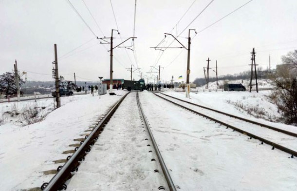 Около 50 вооруженных лиц перекрыли ж/д переезд в Донецкой области