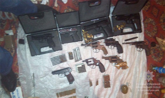 У Дніпропетровській області у квартирі місцевого мешканця виявили арсенал зброї