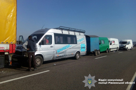 В Ровенской области из-за тумана столкнулись семь авто