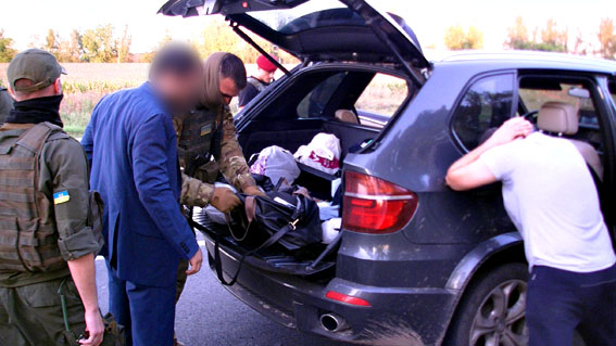 У задержанных на Донбассе "авторитетов" изъяли оружие и наркотики