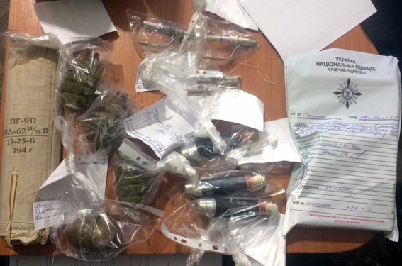 В Донецкой области у местной жительницы изъяли арсенал боеприпасов