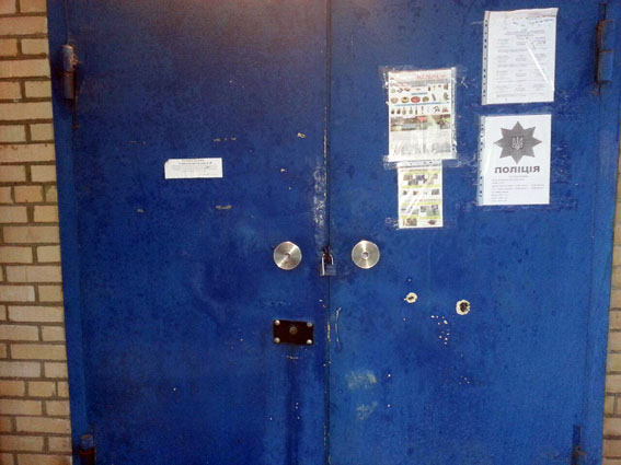 Артобстріл Світлодарська: пошкоджено багатоповерхівку й авто поліції