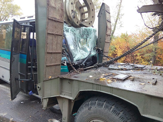 В Винницкой области пассажирский автобус столкнулся с военным тягачом, 11 раненых