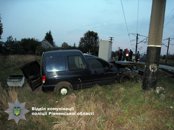 У Рівненській області автомобіль зіткнувся з потягом