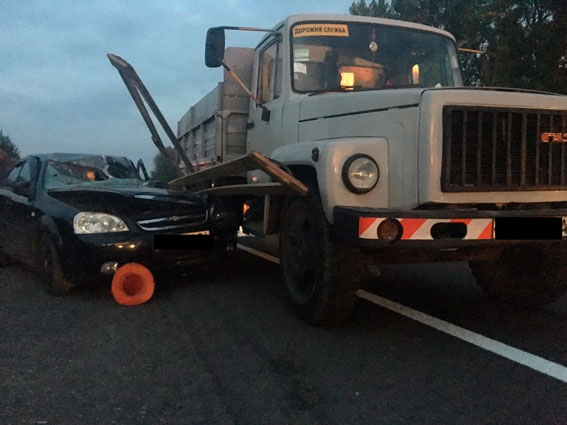 во Львовской области автомобиль наехал на коммунальщиков 2