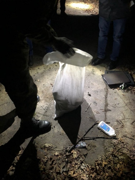 В Днепропетровской области обнаружили два тайника с оружием и наркотиками