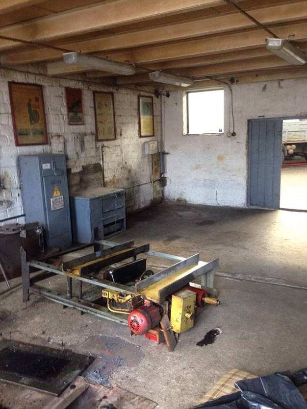 У Києві на підприємстві чоловіка придавило металевою конструкцією