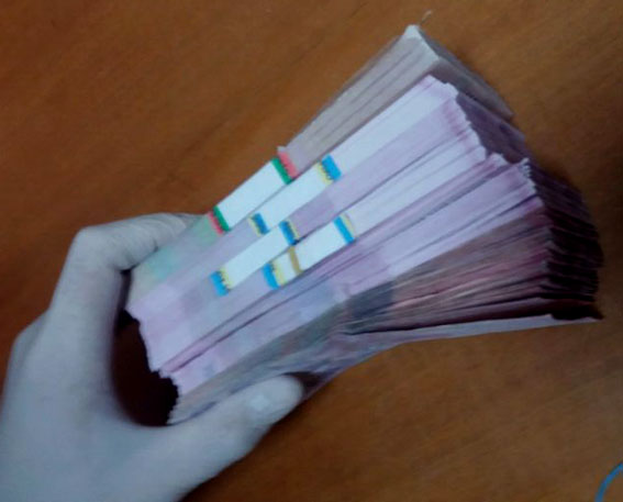 В Кіровоградській області затримали чиновників РДА на хабарі 150 тисяч гривень