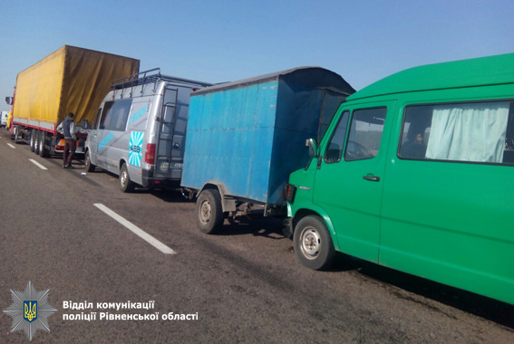 В Ровенской области из-за тумана столкнулись семь авто