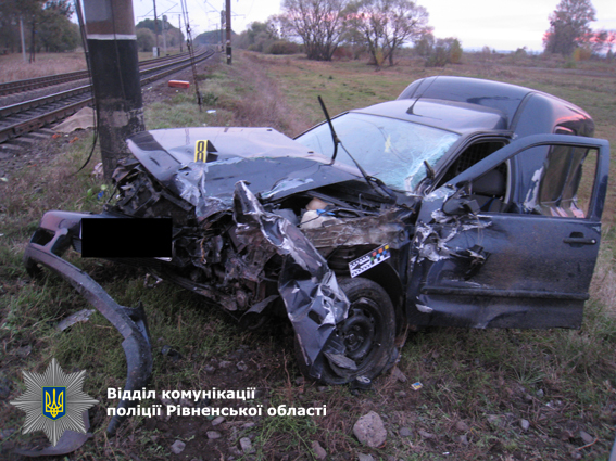 У Рівненській області автомобіль зіткнувся з потягом