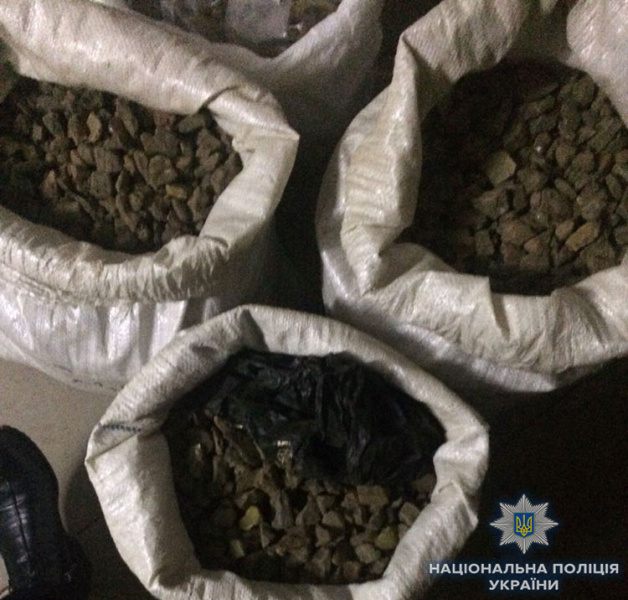 В Ровно полиция изъяла почти 140 кг янтаря