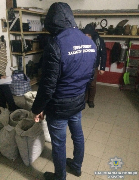 В Ровно полиция изъяла почти 140 кг янтаря