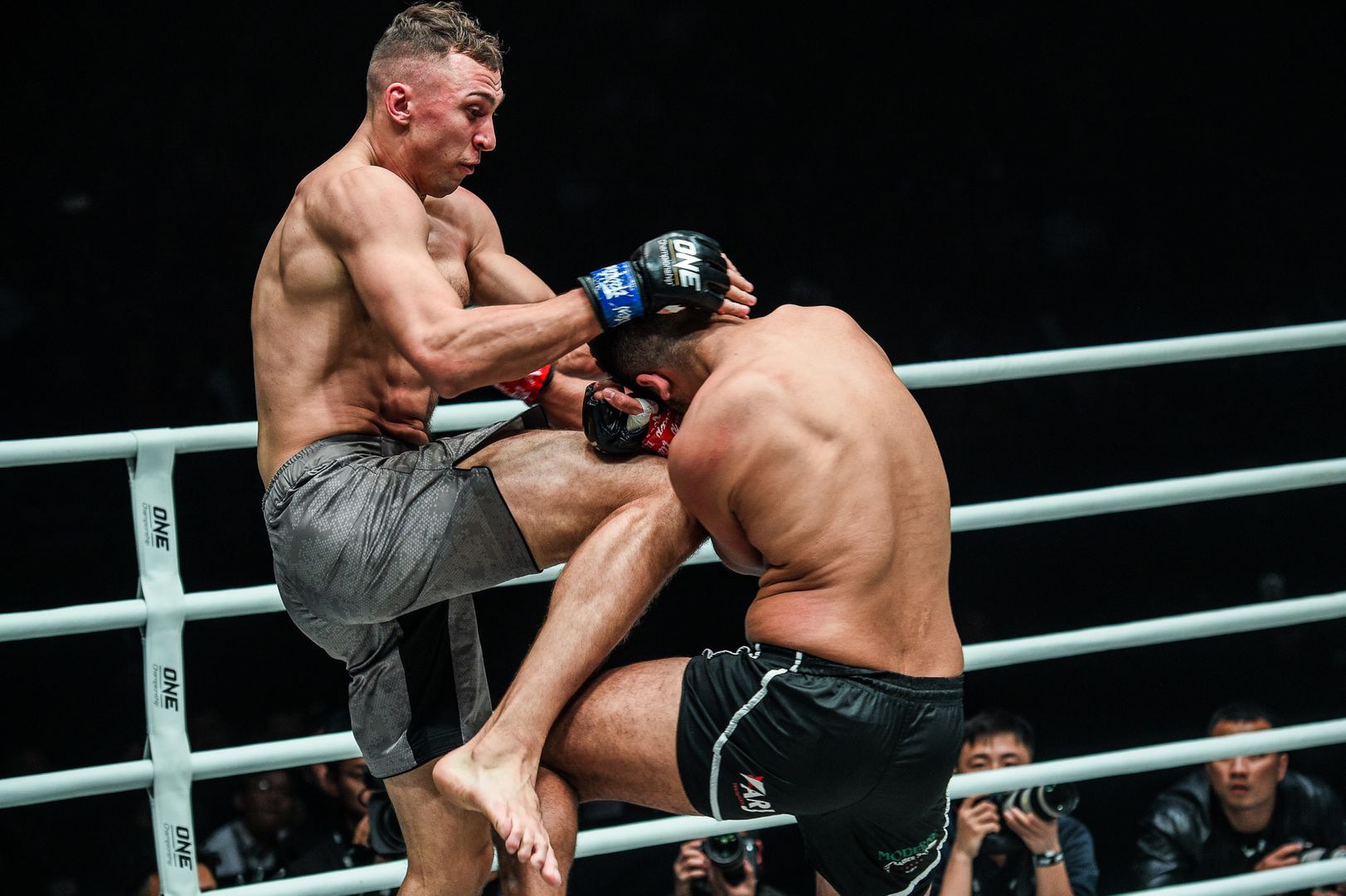 Украинец фантастическим нокаутом стал чемпионом мира: видео яркого боя