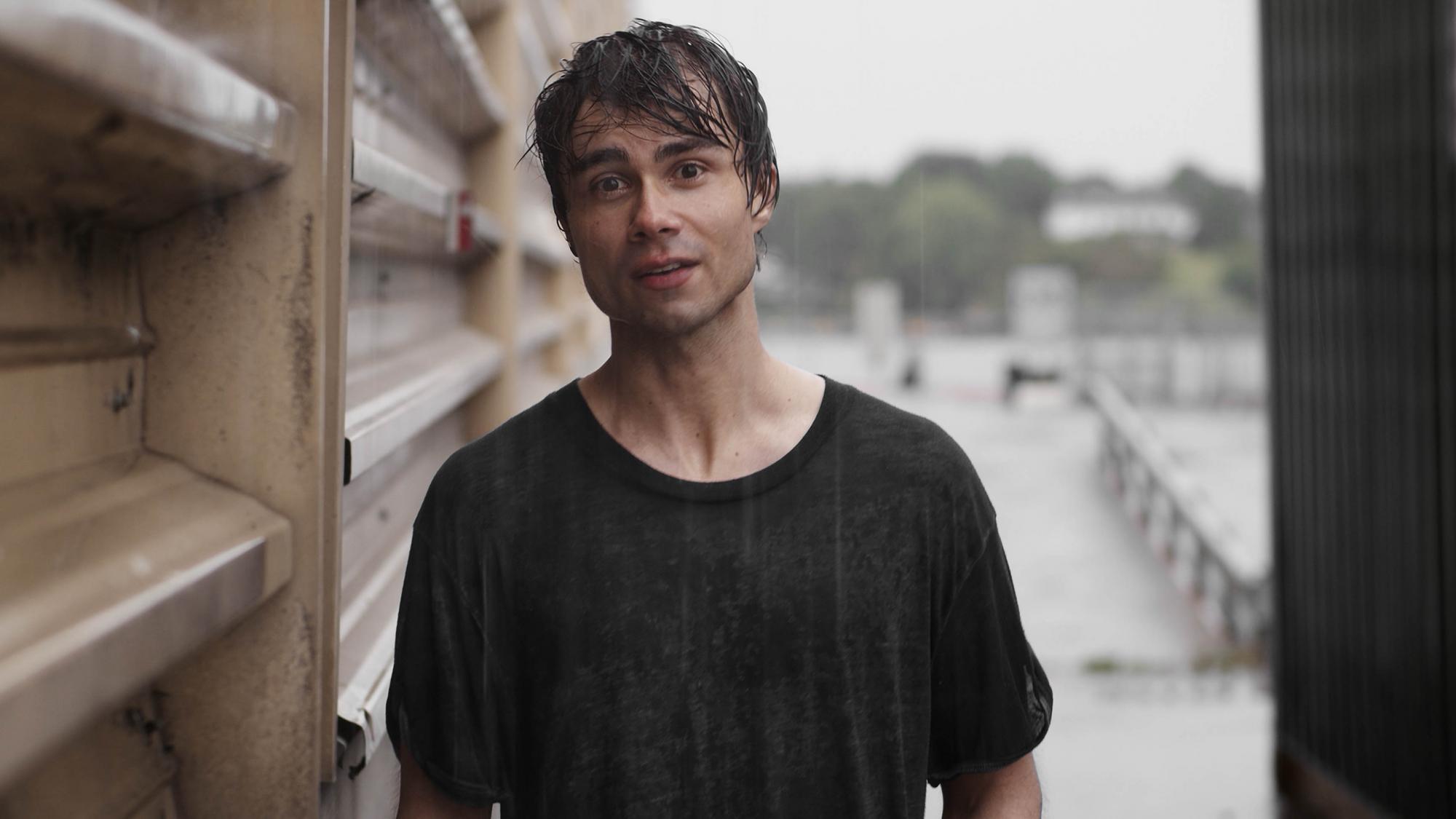 Александр Рыбак презентовал клип "Позади", в котором снял своих поклонников