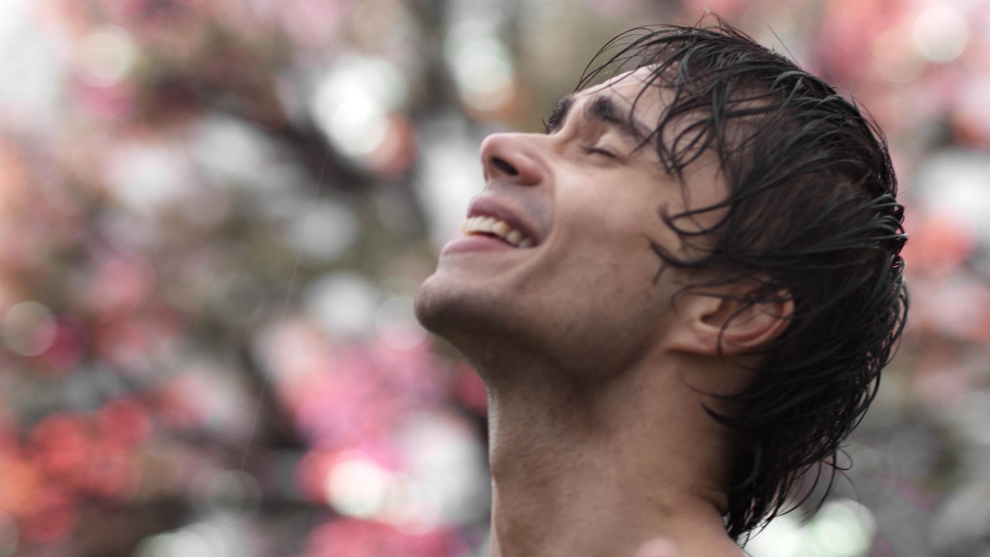 Александр Рыбак презентовал клип "Позади", в котором снял своих поклонников