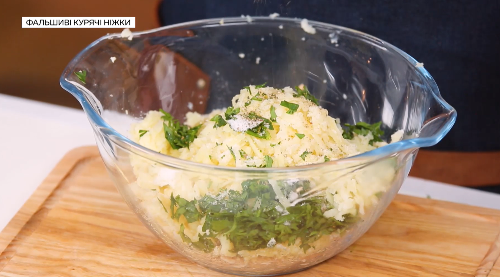 Известный кулинар поделился упрощенным и бюджетным вариантом легендарной котлеты по-киевски