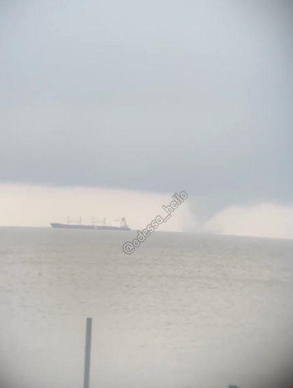 На курорте под Одессой в море пронесся огромный смерч: видео стихии