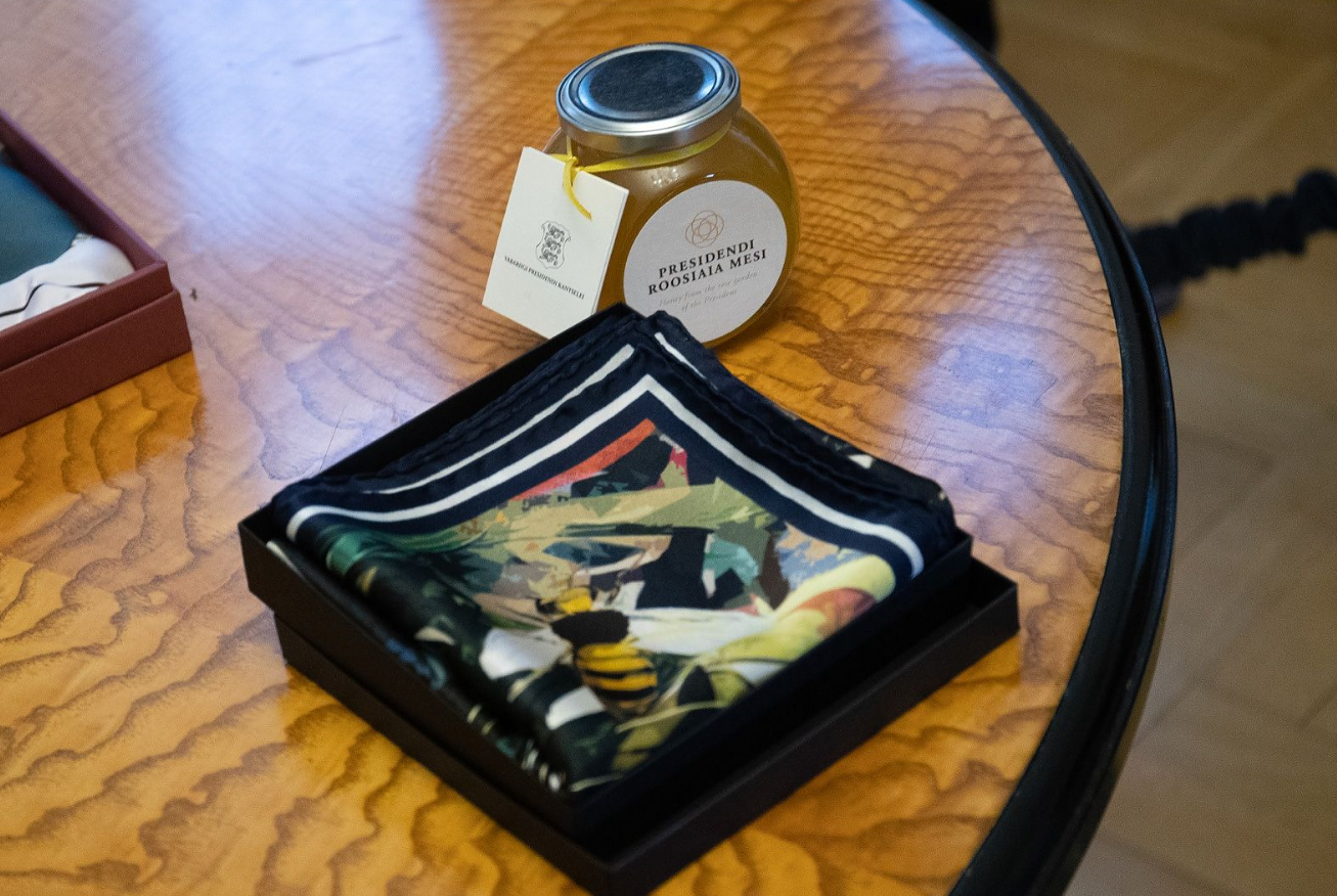 Зеленському в Естонії "підігнали" іменний велосипед: як у "Слузі народу"