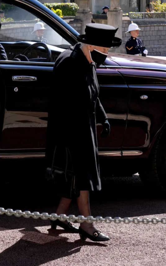 Елизавета II в трауре, Гарри с Уильямом порознь: как королевская семья прощается с Филиппом (фото)