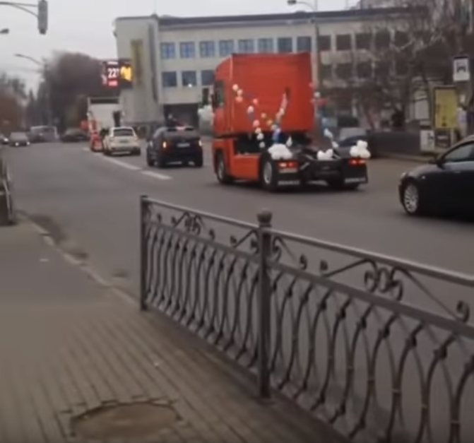 "Весілля далекобійників": у Рівному молодята обрали незвичайну альтернативу лімузину