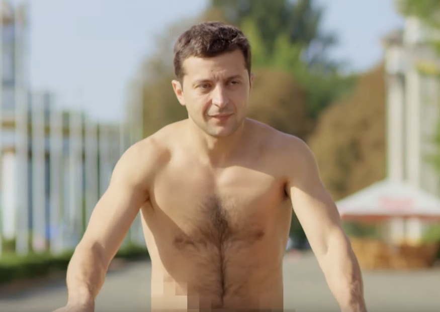Зеленский без футболки: как и почему менялась фигура президента (фото, видео)