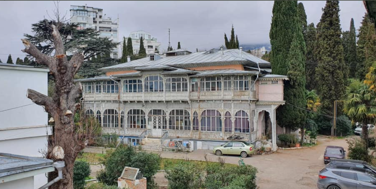 Оккупанты уничтожают историческую усадьбу в сердце Ялты: новый поворот в скандале