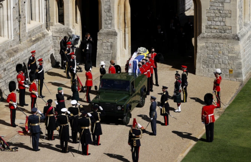 Елизавета II в трауре, Гарри с Уильямом порознь: как королевская семья прощается с Филиппом (фото)