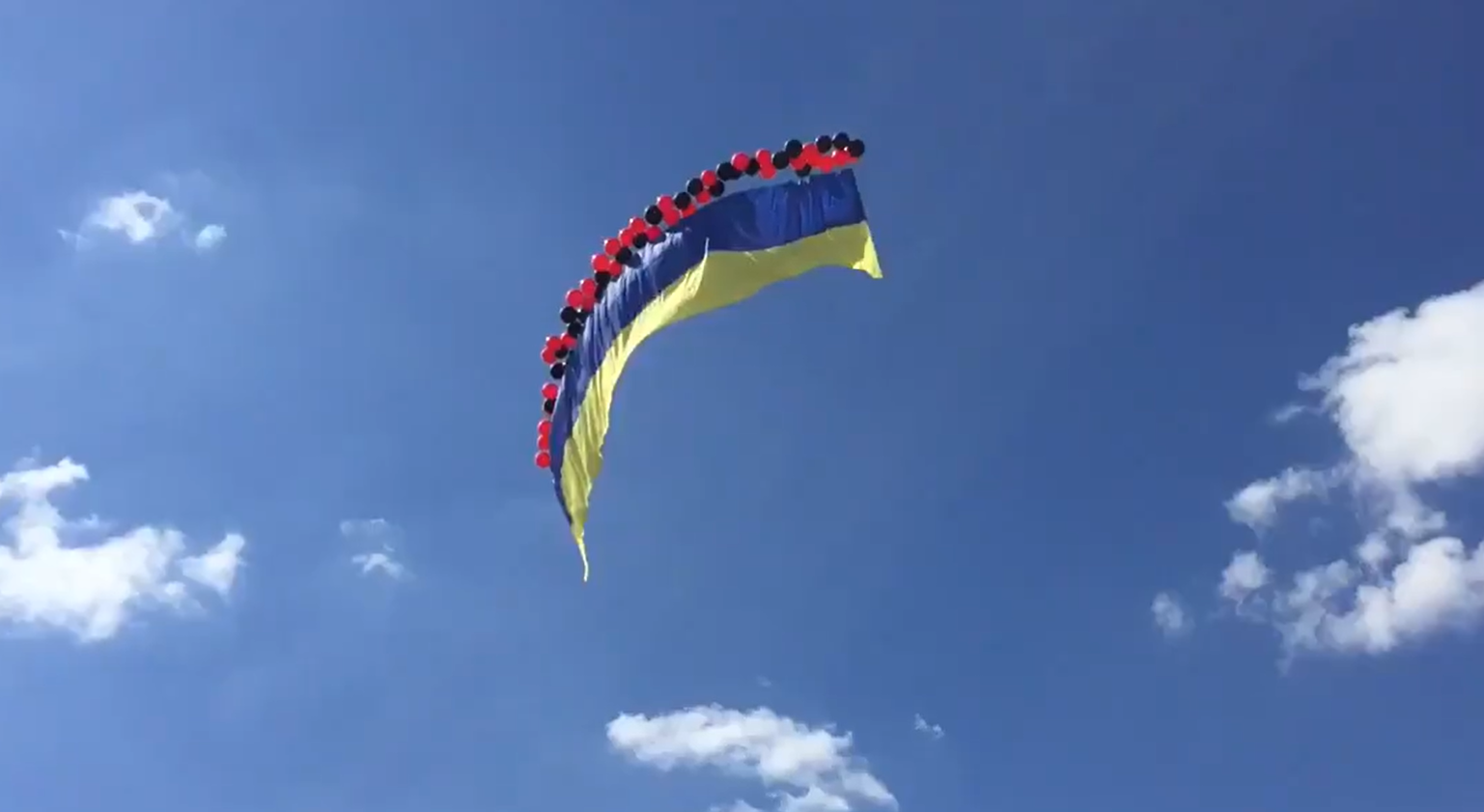 В Крым запустили гигантский флаг Украины на красно-черных шарах: видео и фото