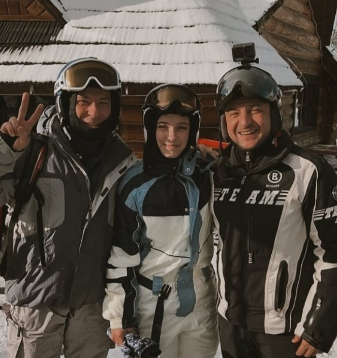 Зеленский в горнолыжном снаряжении в Буковеле фотографируется с отдыхающими