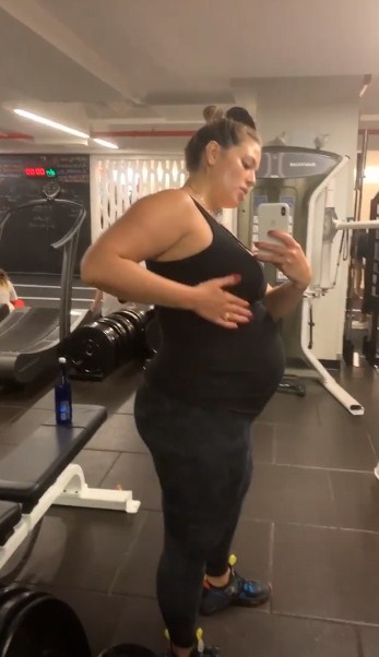 До седьмого пота: беременная Эшли Грэм в откровенном наряде показала, как работает над фигурой