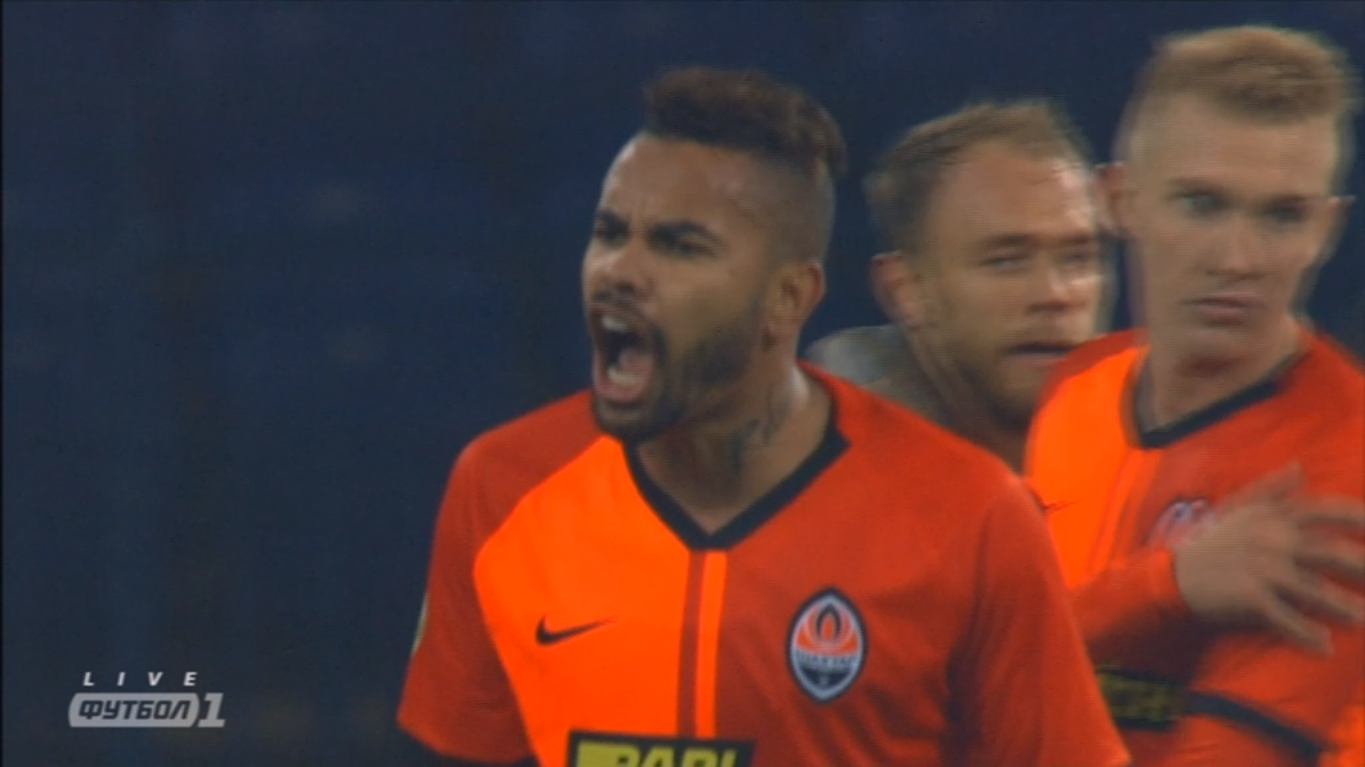 Расисты довели игроков "Шахтера" до слез во время матча с "Динамо" (видео)