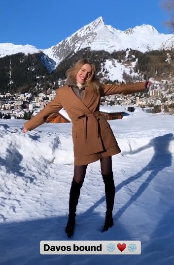 Мини и ботфорты на шпильках: Наталья Водянова блеснула стройными ногами на форуме в Давосе