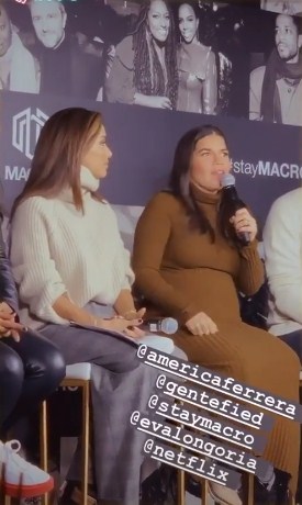 Ева Лонгория показала, как без вреда стилю носить "бабушкин" свитер