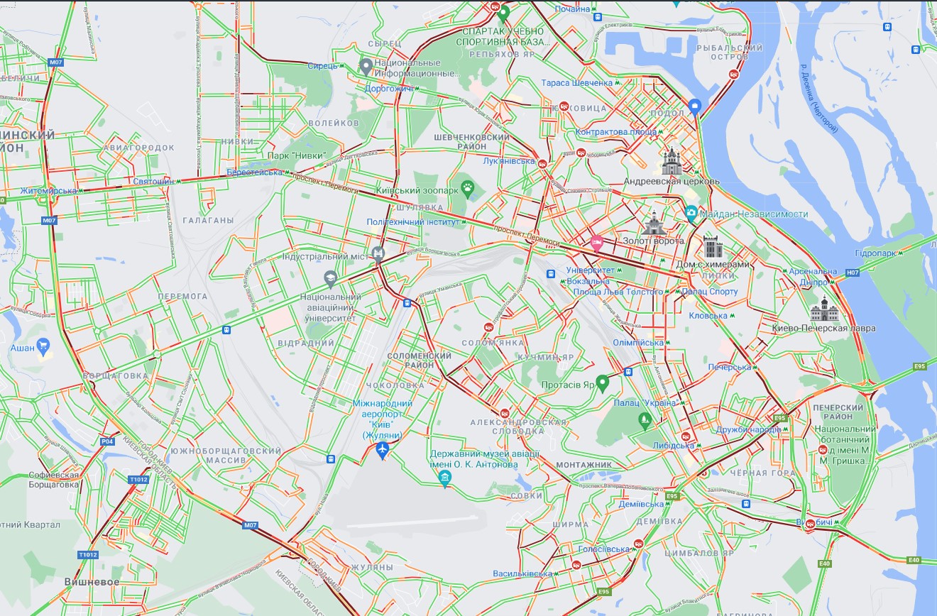 В Киеве образовались пробки перед выходными: какие улицы стоит объезжать